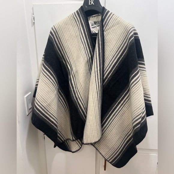 Beautiful French LA MERICAINE cape giving poncho vibes. Super rich soft wool. - Picture 1 of 7